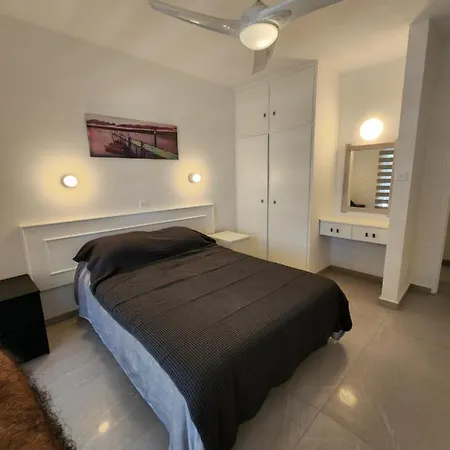 Merab Holidays Annita Court B14 Апартаменты